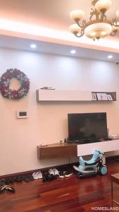 Kệ tivi và tivi tại phòng khách