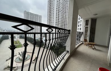 Ban công Rộng rãi của căn hộ - View trực diện xuống Quảng trường
